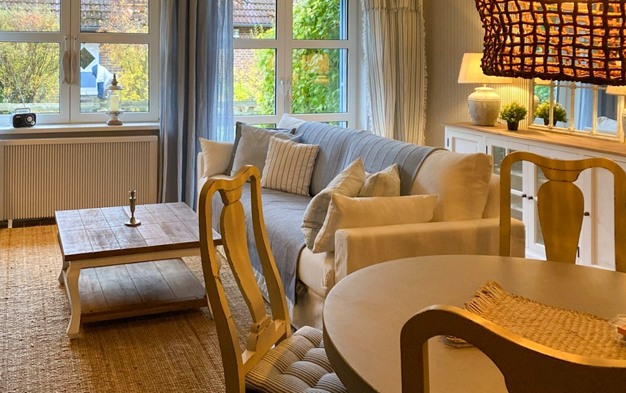 Das gemütliche Wohnzimmer unserer Wohnung in Prerow
