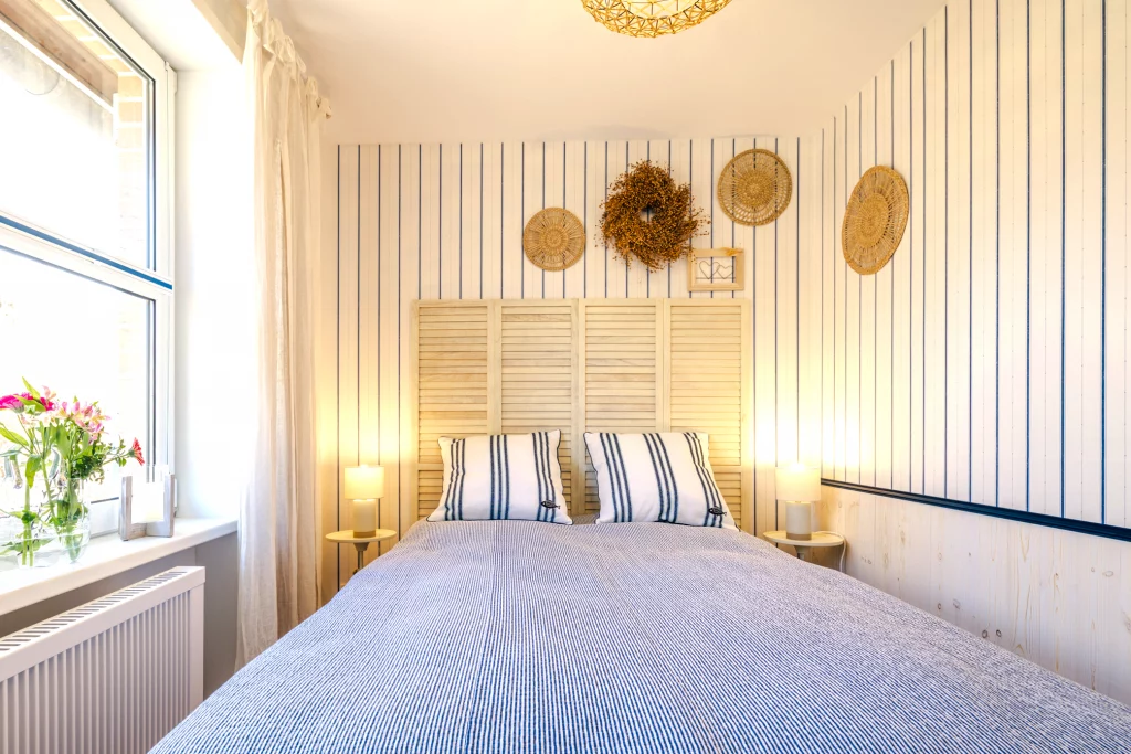 Ein Schlafzimmer für 2. Das gemütliche Boxspringbett misst 160 mal 200 cm. Mit viel Tageslicht und Aussicht ideal für Frühaufsteher. Aber natürlich gibt es im Schlafzimmer auch Vorhänge für Langschläfer.