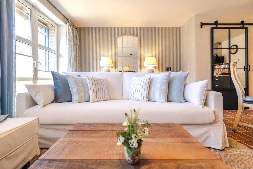 Das gemütliche Sofa im Wohnbereich der Ferienwohnung Prerowpause