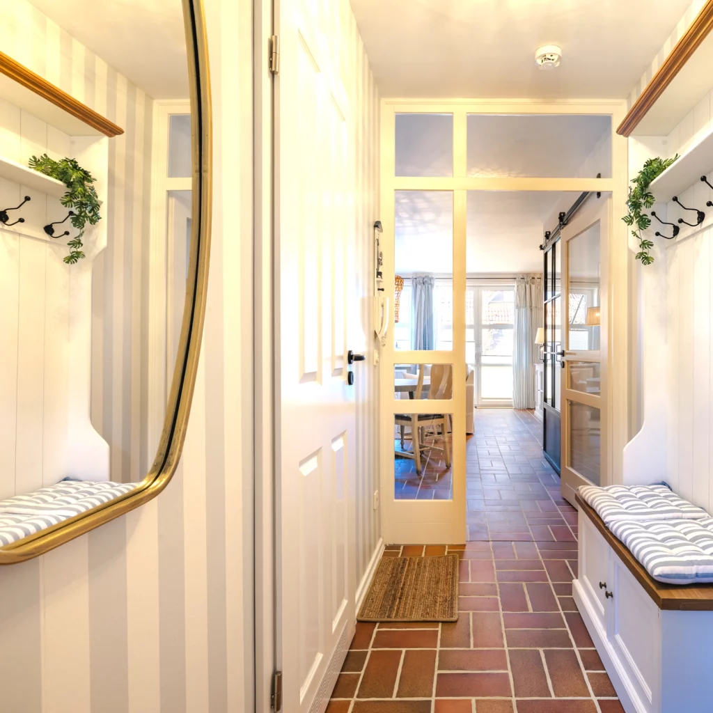 Ein Blick in den Eingangsbereich mit Garderobe und Zugang zum Schlafzimmer.